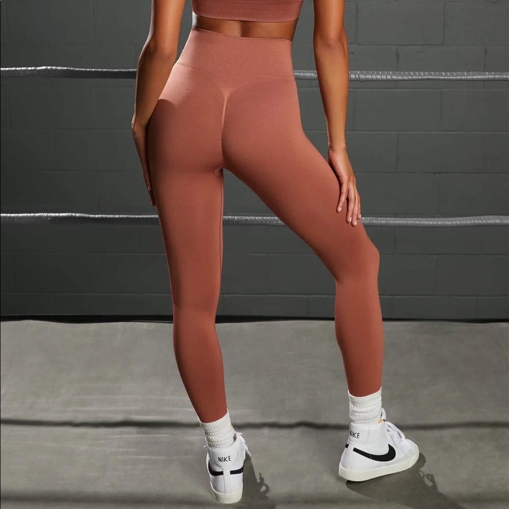 Bo & Tee Surge Curved Waist Seamless Scrunch Leggings - Rust - Small